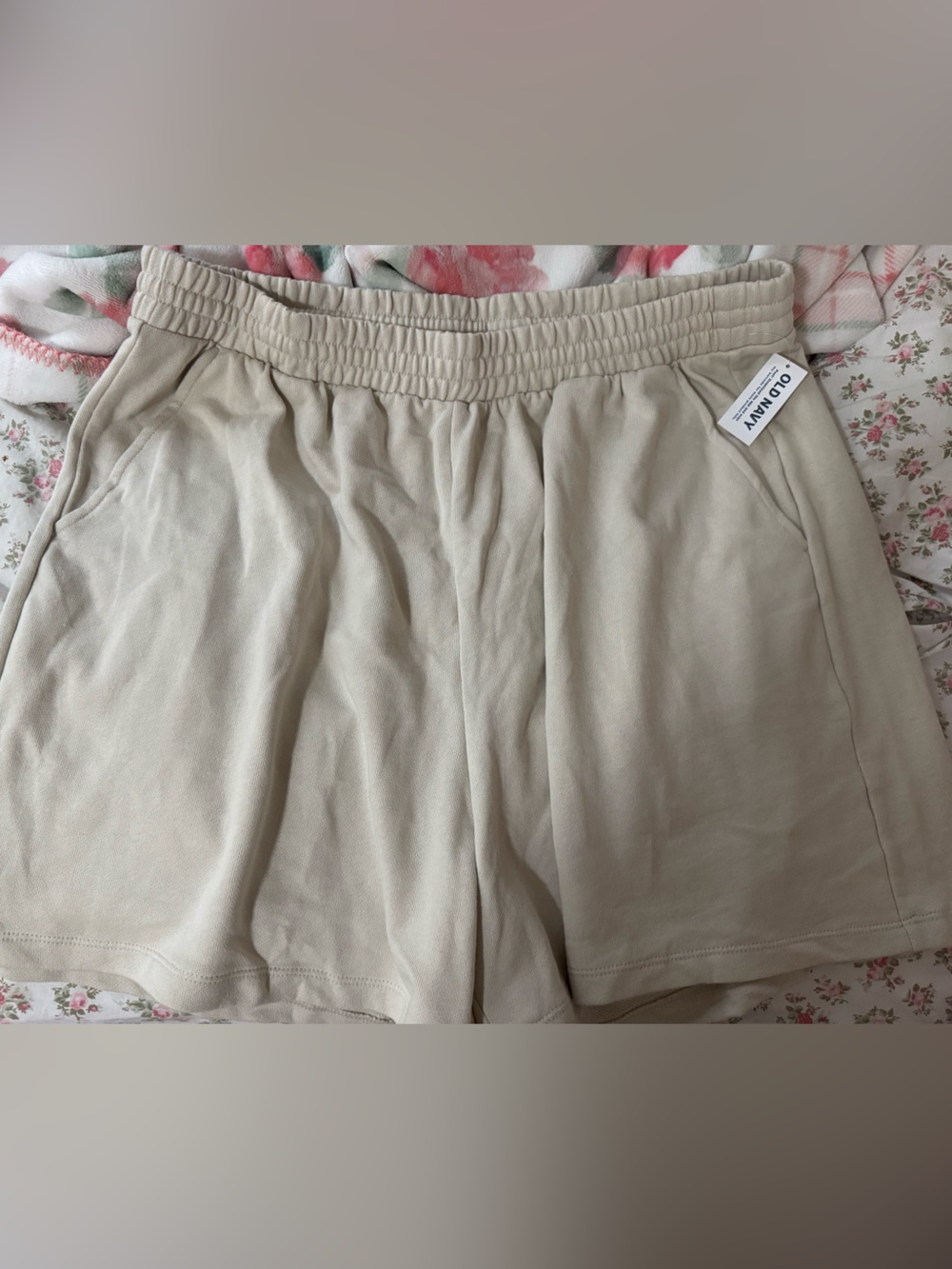 Old Navy Cream Elastic-Waist Pull-On Shorts